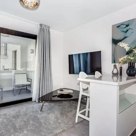 By Riva - Cozy, Contemporary In Puerto Banus Gardens شقة *